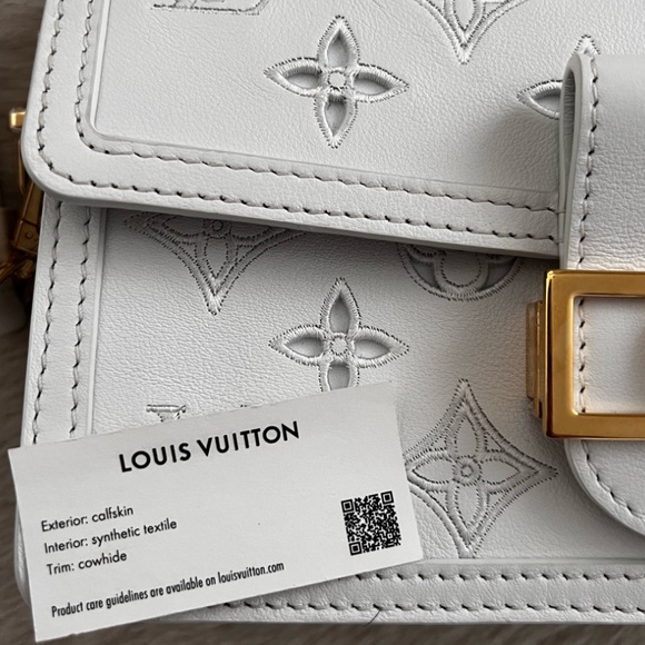 Louis Vuitton White Crossbody Bag with Gold Chain - Picture 2 of 6
